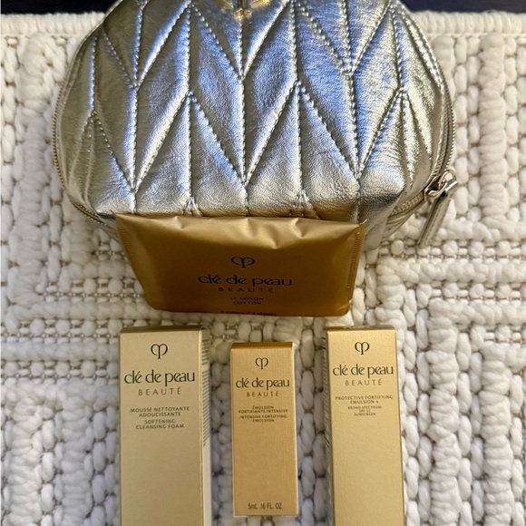 Cle de peau gift with purchase - Picture 1 of 4